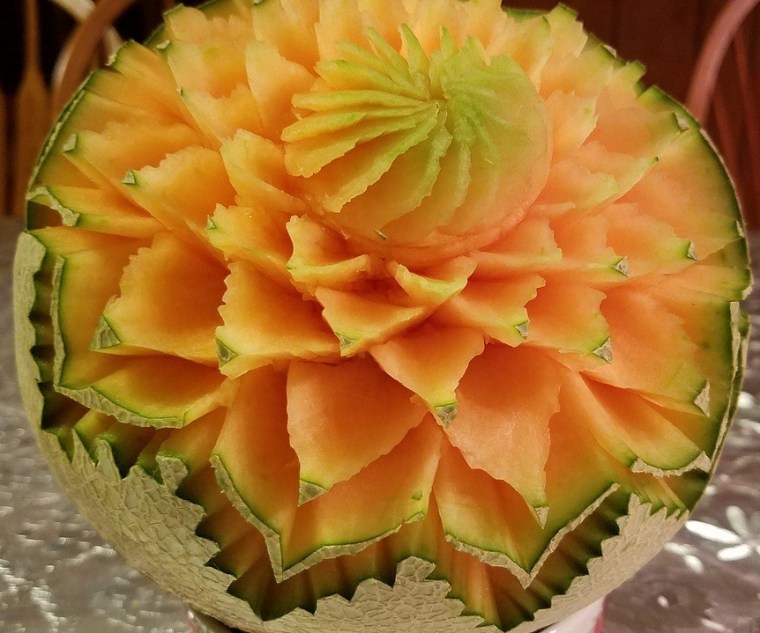 cantaloupe-carving-1589340_1280
